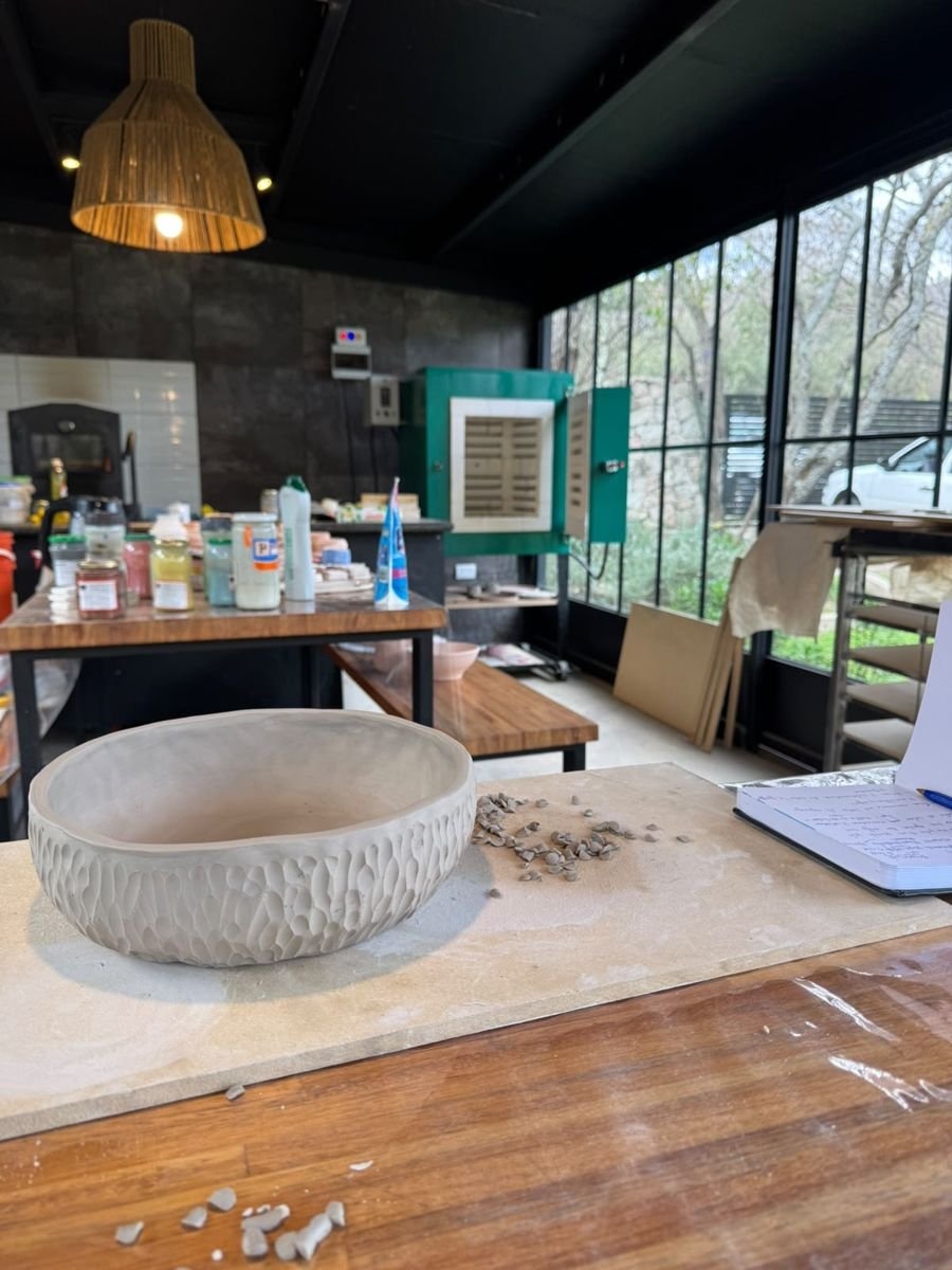 Interior del taller con horno de cerámica